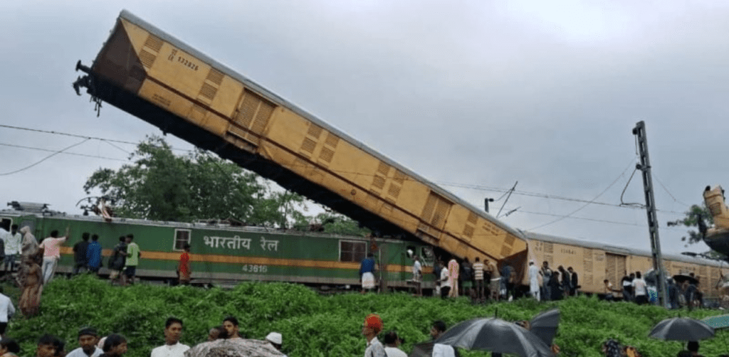 West Bengal Train Accident, पश्चिम बंगाल में दो ट्रेनों में टक्कर की खबर ने सनसनी मचा दी है एक बार फिर रेल मंत्रालय सवालों से घिर गया है