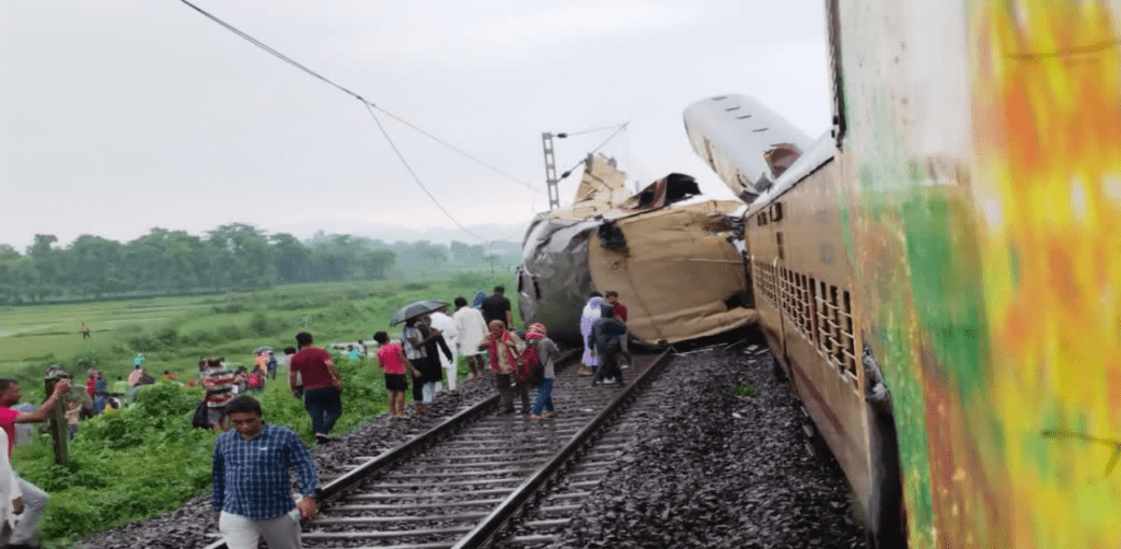 West Bengal Train Accident, पश्चिम बंगाल में दो ट्रेनों में टक्कर की खबर ने सनसनी मचा दी है एक बार फिर रेल मंत्रालय सवालों से घिर गया है