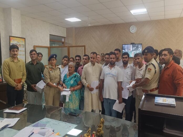 Jind Cyber Cell recovered lost mobile phones 141 mobile phones worth Rs 18 lakh handed over to real owners