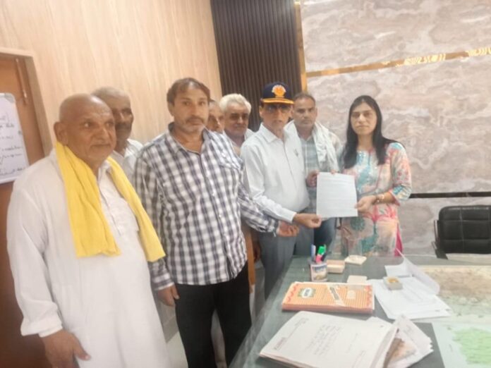 Jind farmer's memorandum to Tehsildar demanding removal of fertilizer shortage