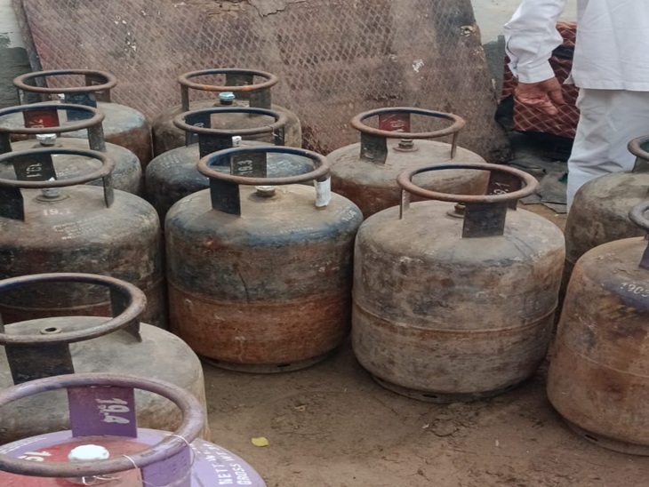 Jind CM flying raid: CM Flying raid on gas agency in Jind, stock of cylinders not found correct, employees were not in uniform, stock board also incomplete Jind CM flying raid: CM Flying raid on gas agency in Jind, stock of cylinders not found correct, employees were not in uniform, stock board also incomplete