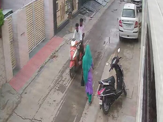 BJP Leader wife snatching: BJP leader's wife snatched in Jind, two youths on a scooter snatched gold chain from her neck and fled