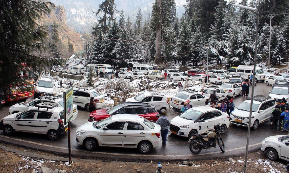 Shimla Manali Snowfall Long traffic jam on the roads, children and families most troubled