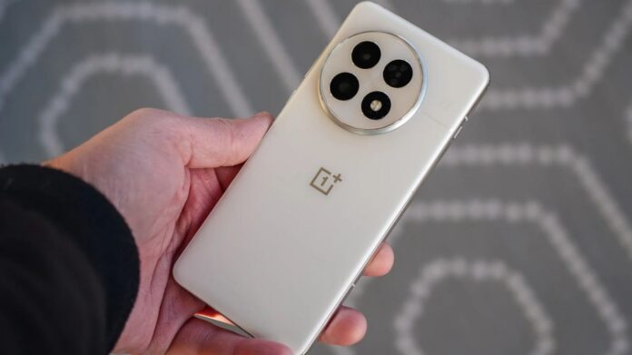 11,000 हज़ार तक कम हुई OnePlus 13 की कीमत, हाथ से न छूटे यह मौका