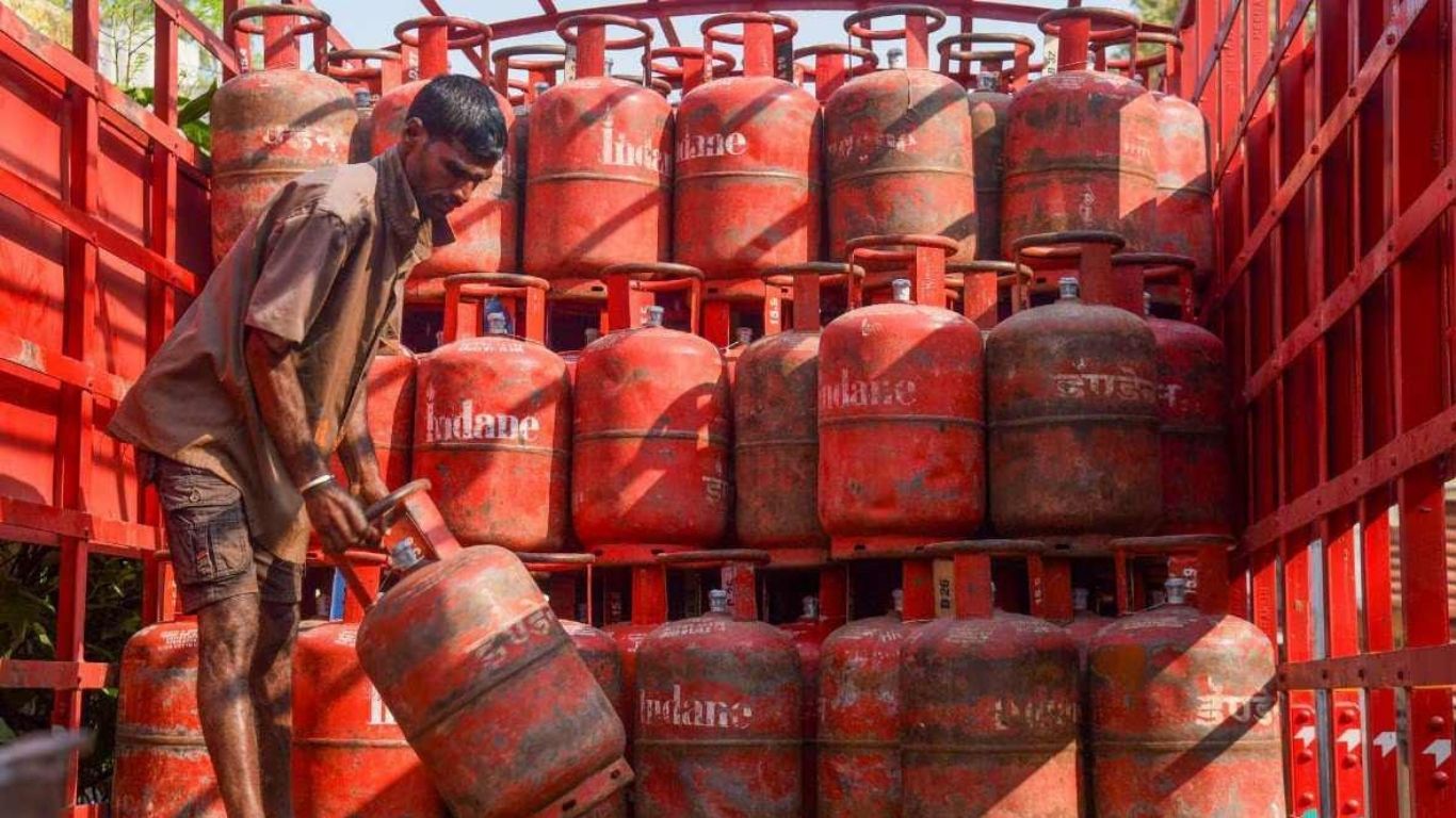 LPG Subsidy KYC: LPG ग्राहकों को बड़ी राहत, e-KYC नहीं कराई तब भी मिलेगा सिलेंडर, मंत्रालय ने दी जानकारी