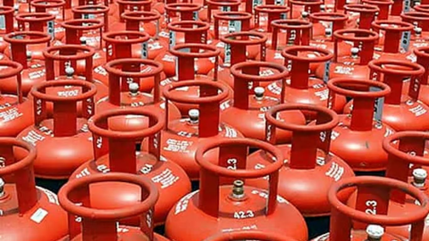 LPG price hike: एलपीजी सिलेंडर की कीमत में बढ़ोतरी, घरेलू सिलेंडर 60 रुपये महंगा
