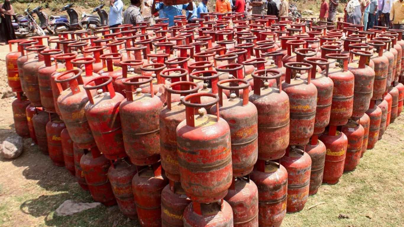 LPG Gas Supply: Domestic gas cylinders are not reaching many villages, forcing people to come to the city.