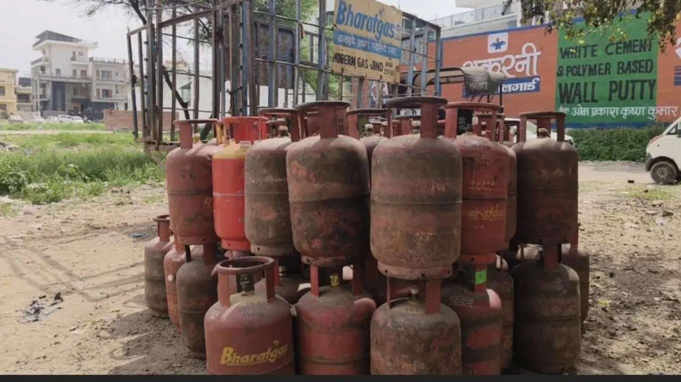 Jind commercial cylinder: Due to non-availability of commercial cylinders, work in factories, hotels and dhabas is being affected.