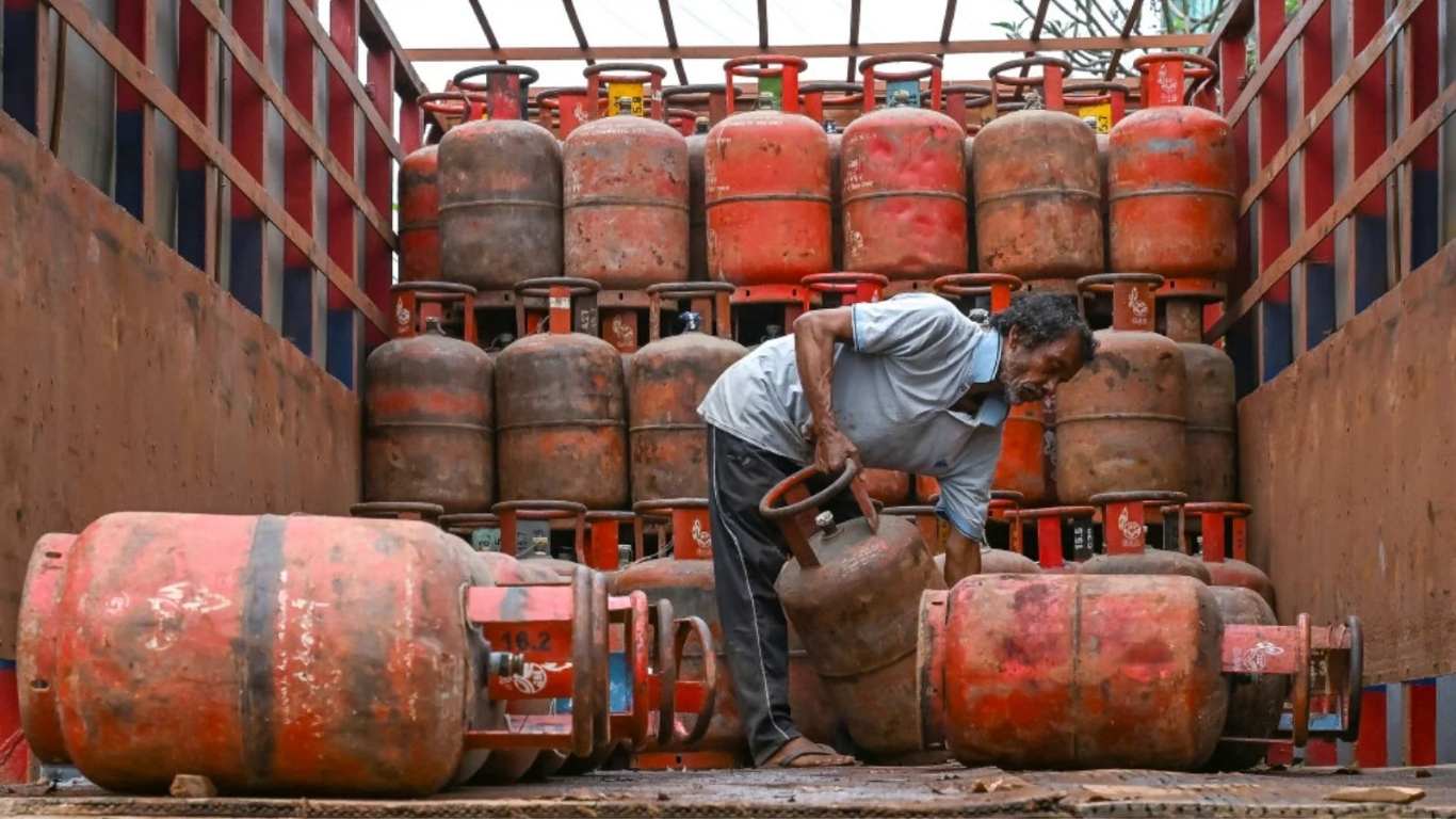 Gas cylinder booking: Crowds are gathering at agencies for gas cylinders; cylinder bookings are not being done without KYC.