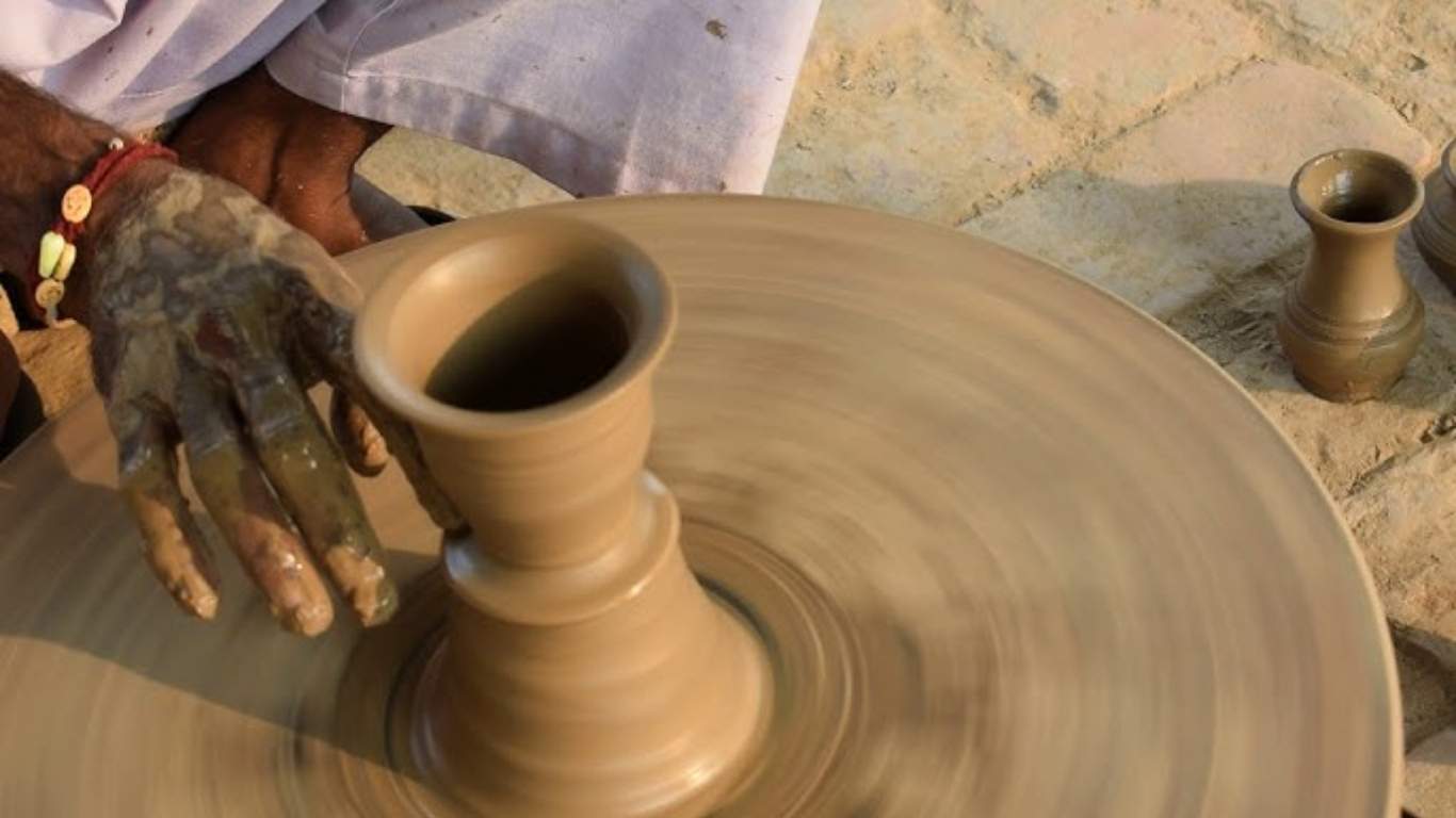 Kheda village pots: The pots of Beri Kheda village of Jind are famous in the entire region, the third generation of Matu Ram is also making pots.