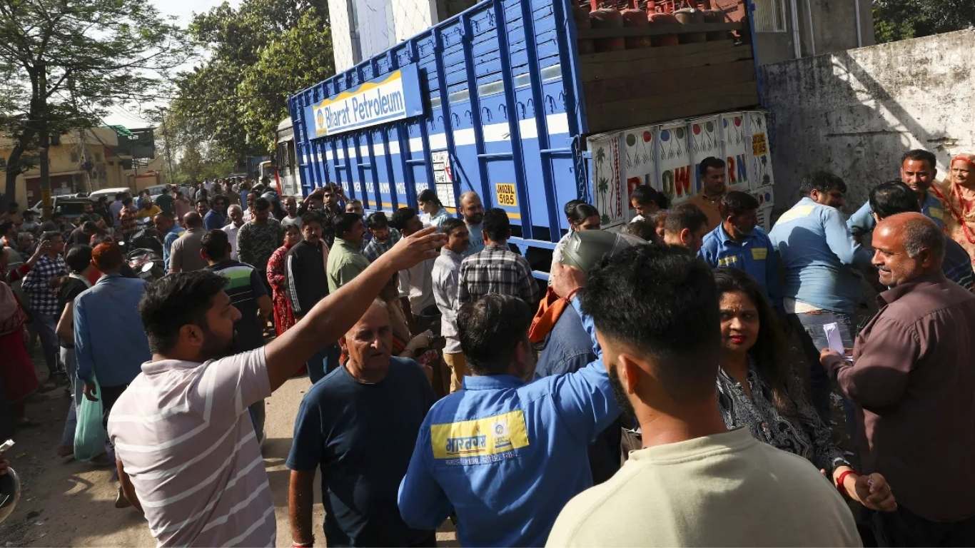 Jind Administration: Administration's decision: The district will get only 100 commercial cylinders per day.