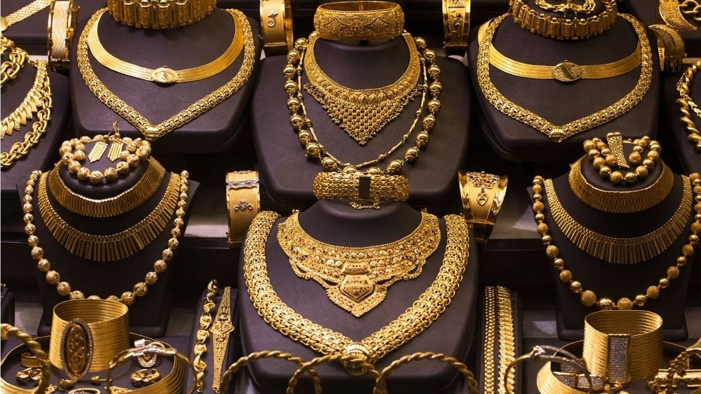 Gold price today 22 April: सोने-चांदी के दाम लुढ़के, खरीदारी करने से पहले आज के लेटेस्ट रेट जरूर देखें