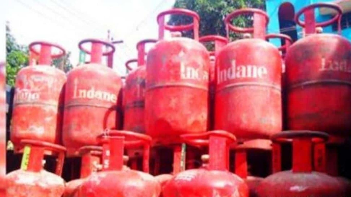 LPG Gas Price: एलपीजी सिलेंडर के नए रेट जारी, जानें आज आपके शहर में क्या है कीमत