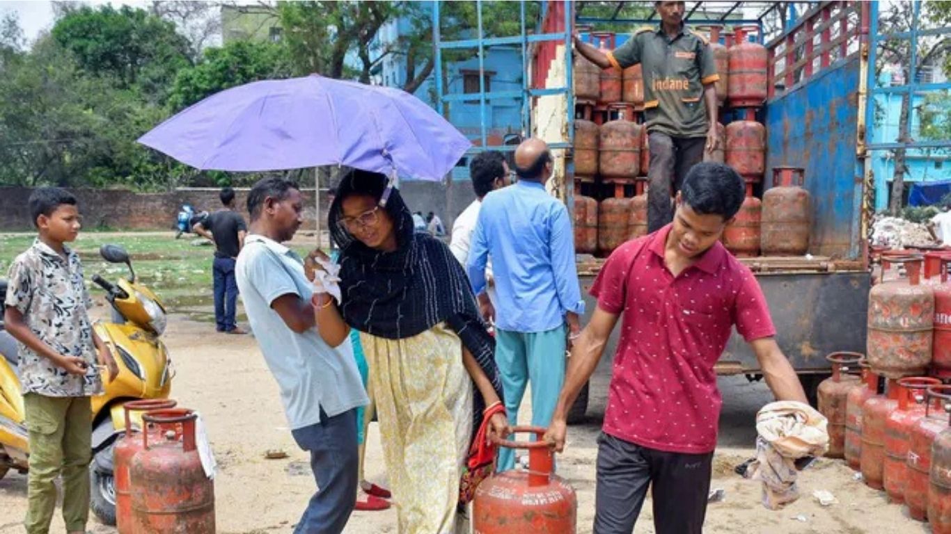 LPG Gas Price: सरकार का LPG सप्लाई पर बड़ा फैसला, सप्लाई दोगुनी, कालाबाजारी पर शिकंजा