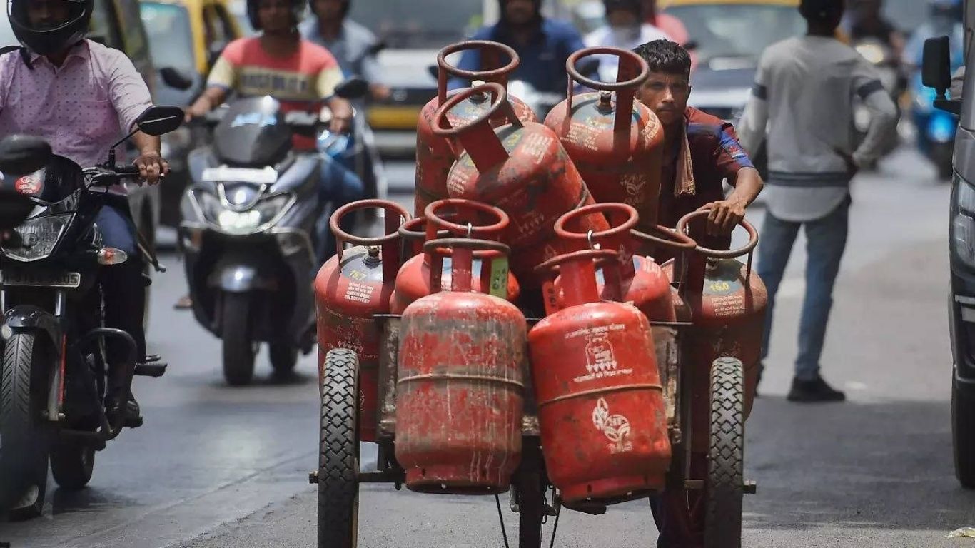LPG Home Delivery: अब गांव-गांव पहुंचेगा गैस सिलेंडर, होम डिलीवरी की बाधाएं हुईं दूर