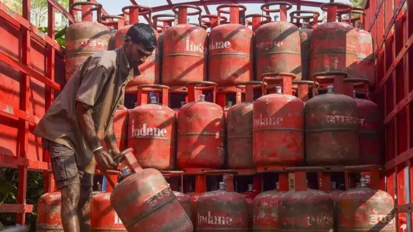 LPG Price Today: महंगाई का तगड़ा झटका: 1 अप्रैल से कमर्शियल गैस सिलेंडर महंगा, चेक करें अपने शहर के रेट