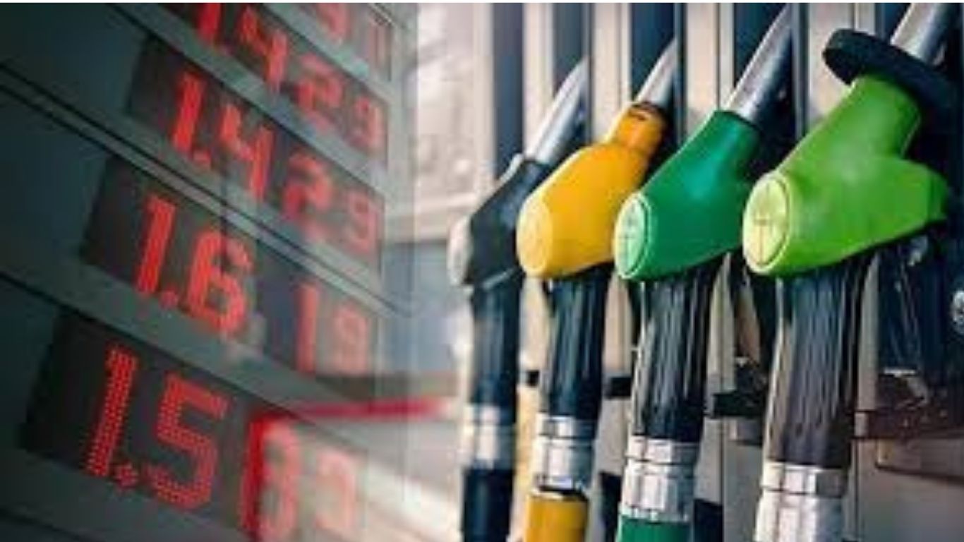 Petrol Diesel Price Today: लखनऊ से दिल्ली और हरियाणा में आज कितना सस्ता हुआ पेट्रोल, देखें आकड़ें