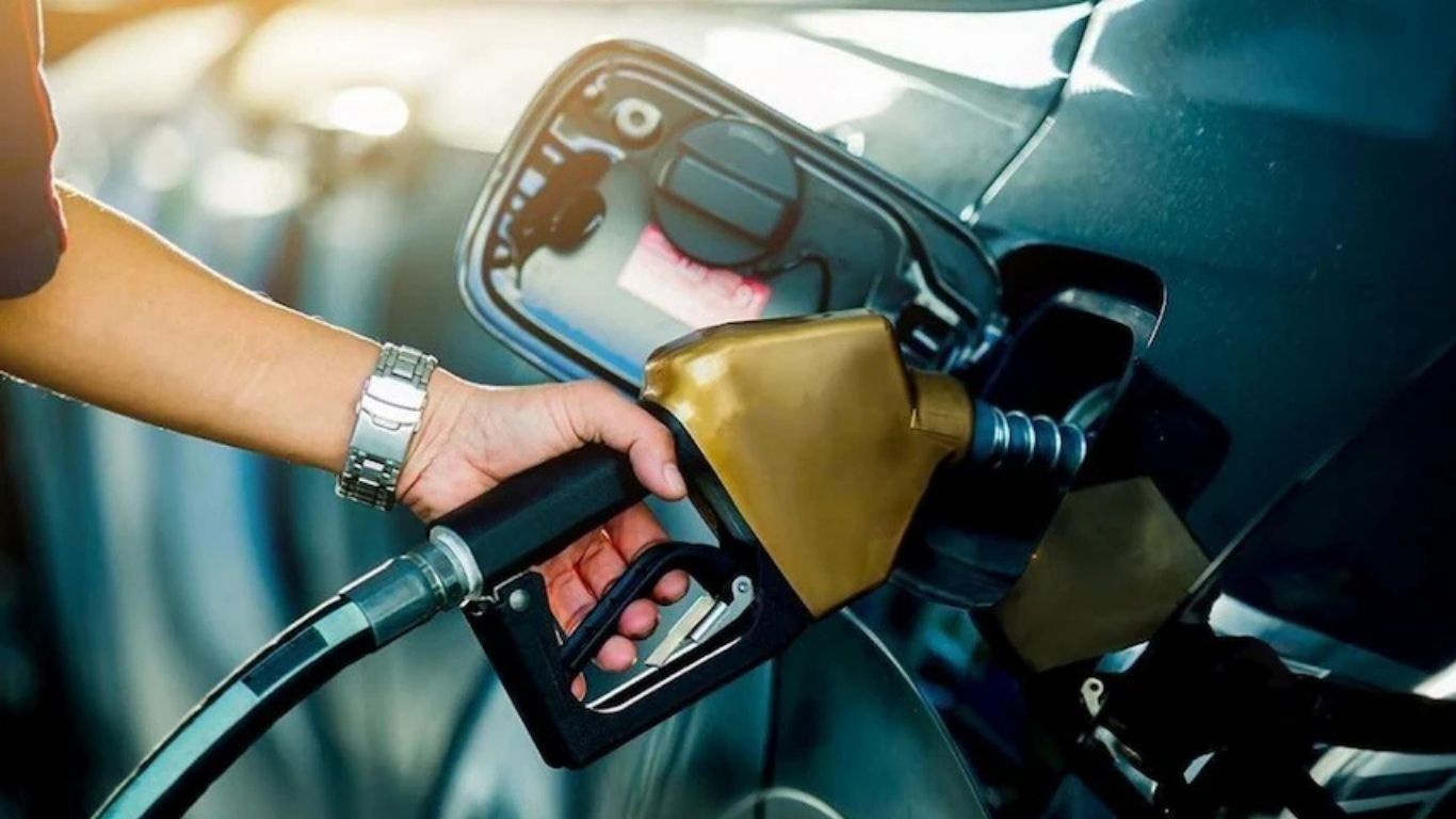 Petrol Diesel Price Today: पेट्रोल-डीजल के ताजा रेट जारी, आपके शहर में आज महंगा हुआ तेल या मिली राहत