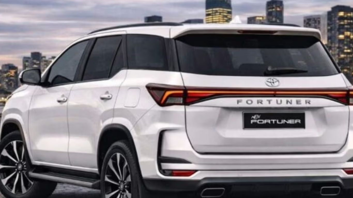 Toyota Fortuner: आ रही है नई टोयोटा फॉर्च्यूनर! दमदार रोड प्रेजेंस और हाईटेक फीचर्स देख उड़ जाएंगे होश