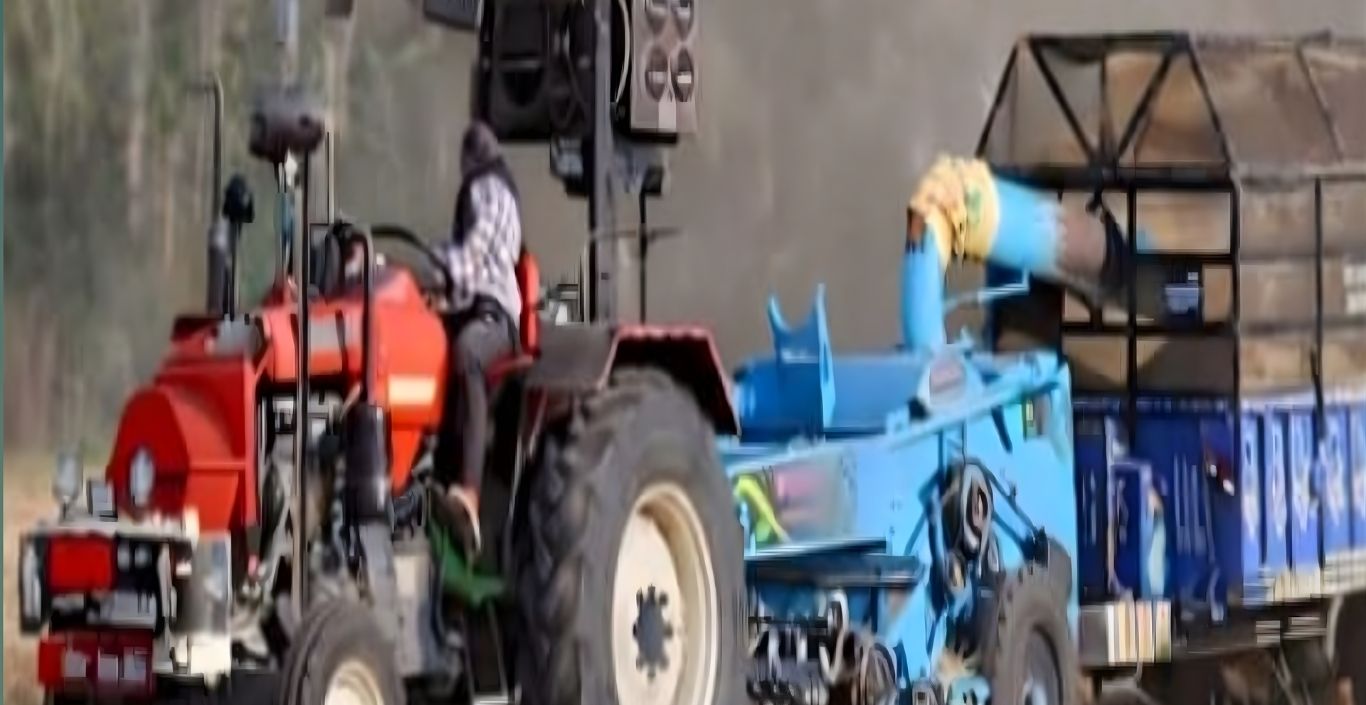 Success Story Muskan: Muskan became an example by driving a tractor in the fields, 1.49 lakh followers on social media, helping her father make straw.