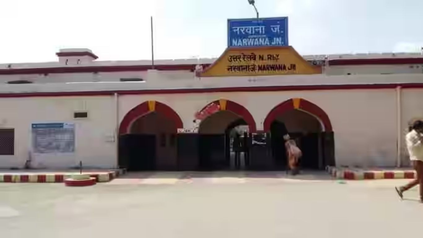Railway Jind: At Jind, Narwana railway station, ordinary passengers will have to pay a charge for sitting in the waiting room, objection raised