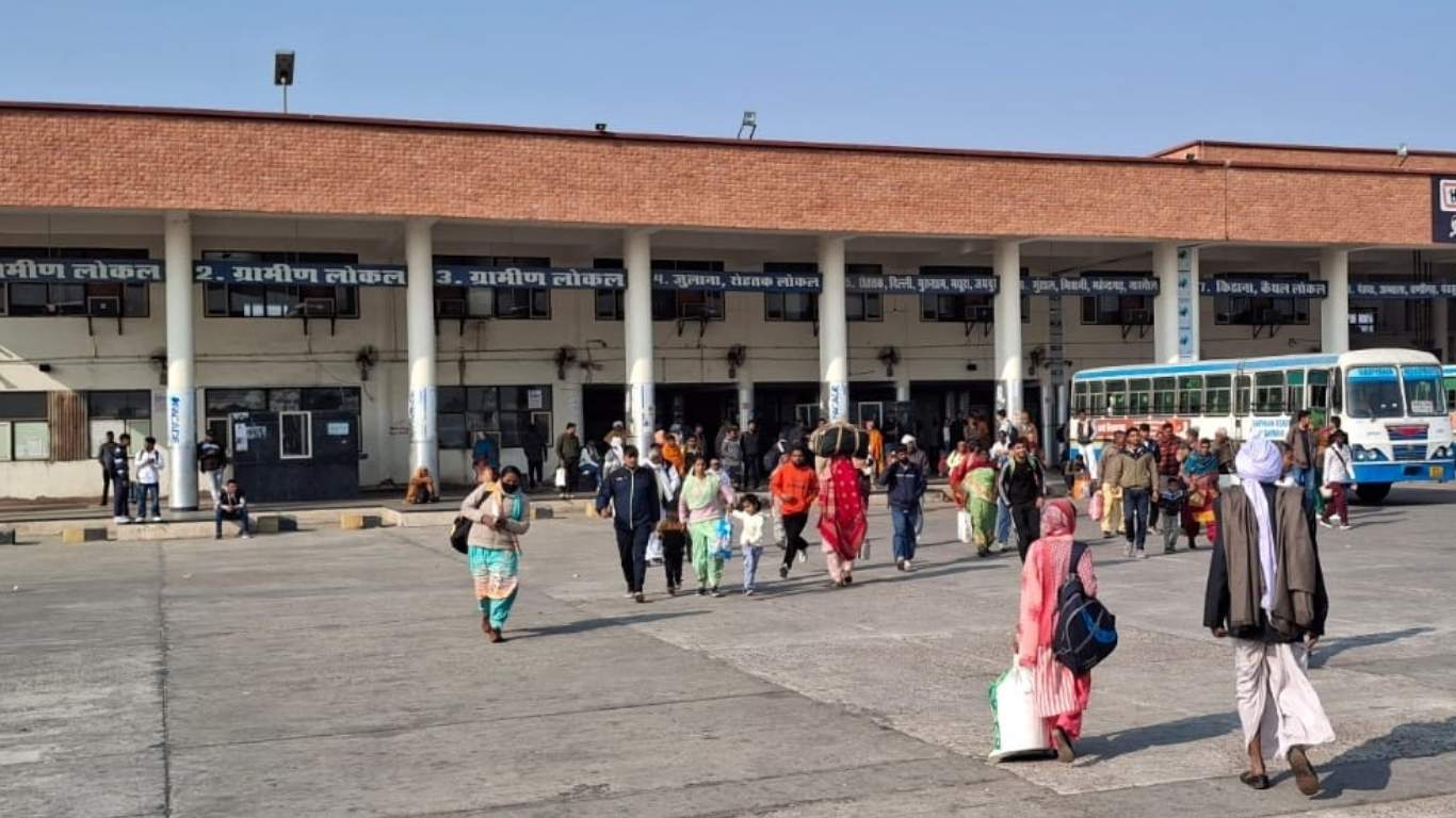Jind Private Bus Conductor: In Jind, a private bus conductor made an elderly person get off the bus and also misbehaved with a female passenger, leading to an investigation.