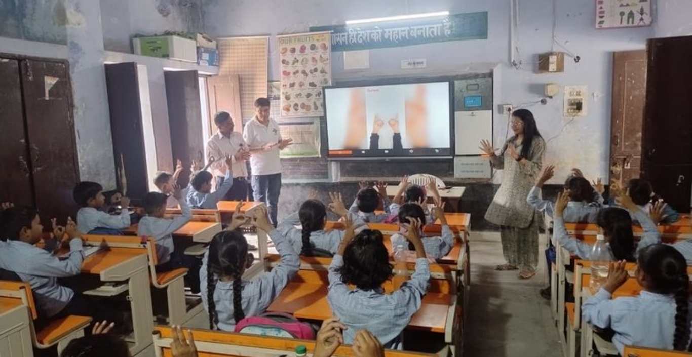 Haryana Smart School: Haryana government schools have become smart: Now a scan of this ID card will show the entire syllabus.