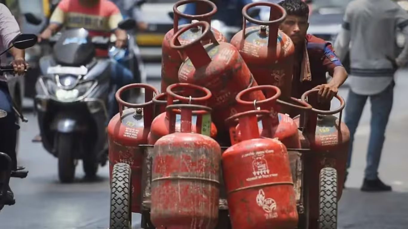 LPG Price Hike: 1000 रुपये महंगा हुआ गैस सिलेंडर, देखें दिल्ली से पटना तक के नए रेट