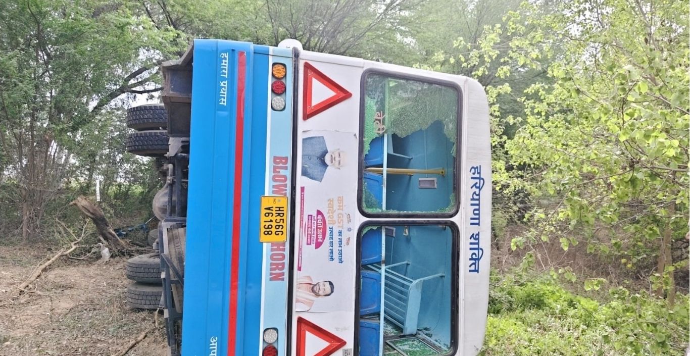 Jind news: Kilometer scheme bus lost control and overturned in Jind, 14 injured