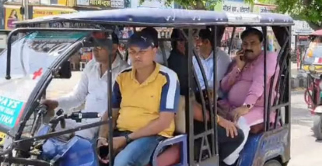 Jind news: Assembly deputy speaker and staff reached the mini secretariat by e-rickshaw instead of car.